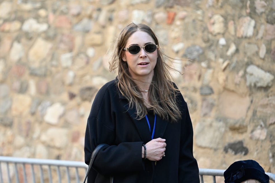 Brigitte Bardots Enkelin Thea Charlier bei der Trauerfeier in Saint-Tropez.