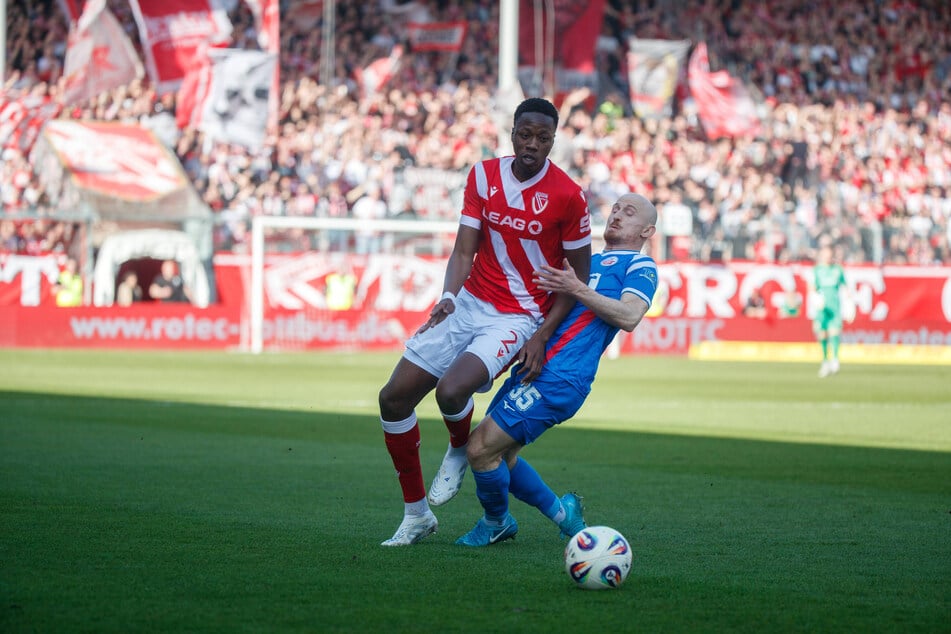 Dauerduell: Hansa Maxi Krauß (r.) gegen Cottbus' King Manu.