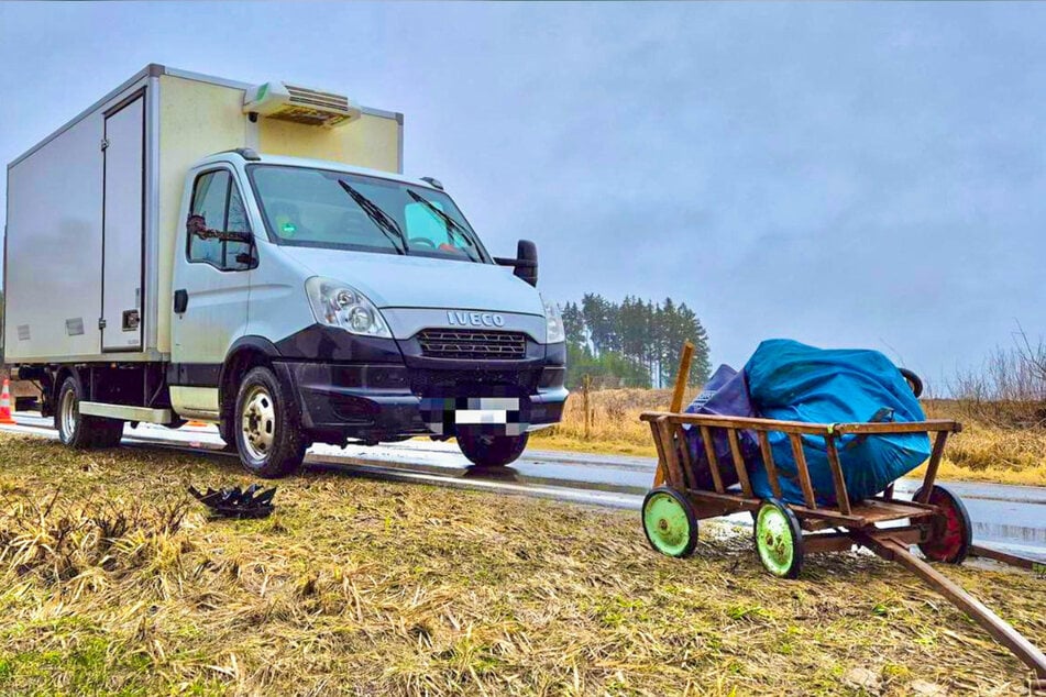 Eine 83-jährige Fußgängerin ist bei einem Unfall mit einem entgegenkommenden Kleinlastwagen tödlich verletzt worden.