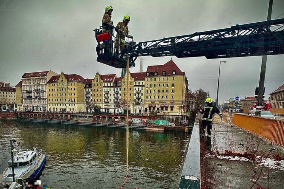 In Berlin-Mitte rettete die Feuerwehr am heutigen Freitag eine Person aus der Spree.