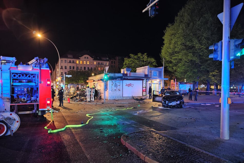 Auf einer Berliner Kreuzung waren mitten in der Nacht zwei Autos in einen Unfall verwickelt.
