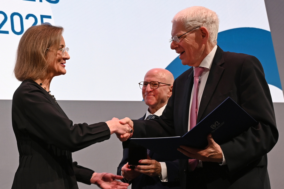 Zentralratspräsident des Paul-Spiegel-Preises, Josef Schuster, ehrte Karoline Preisler (54).