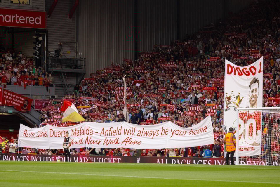 Die Fans machten klar, dass Liverpool für Jotas Witwe Rute Cardoso (28) und die drei Kinder immer ein Zuhause sein wird.