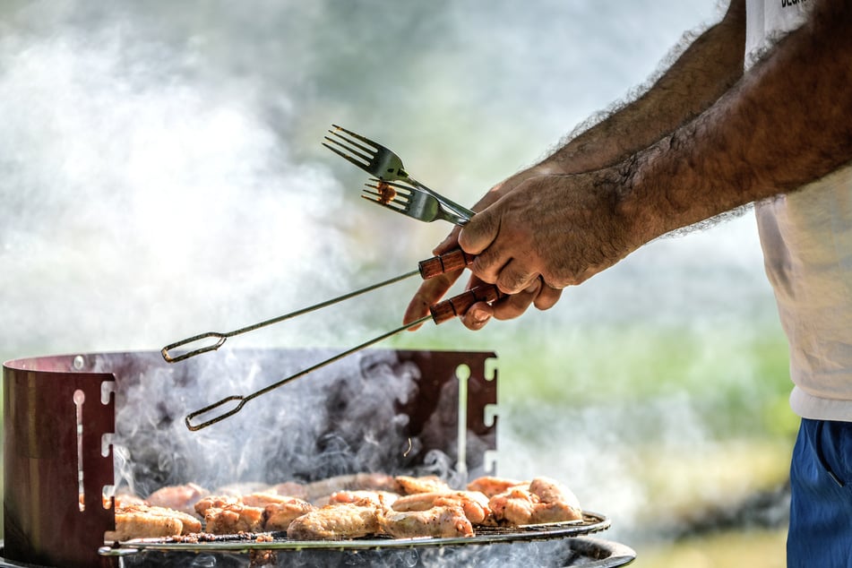 Allzu viele Dresdner riskieren wegen Grillfleisch im Freien ein Bußgeld.