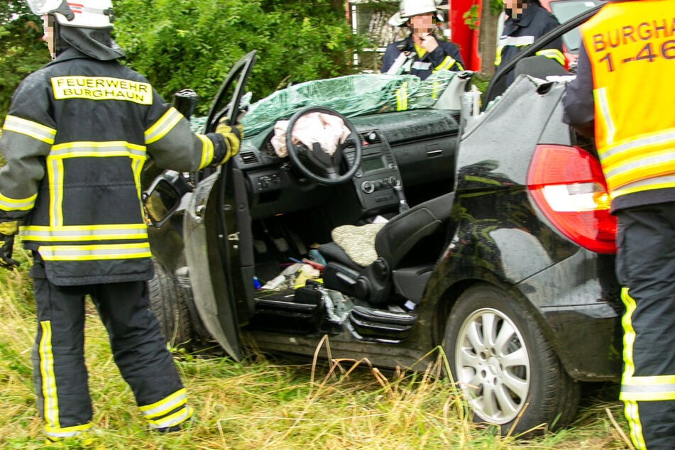 Feuerwehrkräfte unterstützen die Rettungs- und Bergungsarbeiten nahe dem Ortsausgang von Burghaun-Hechelmannskirchen.