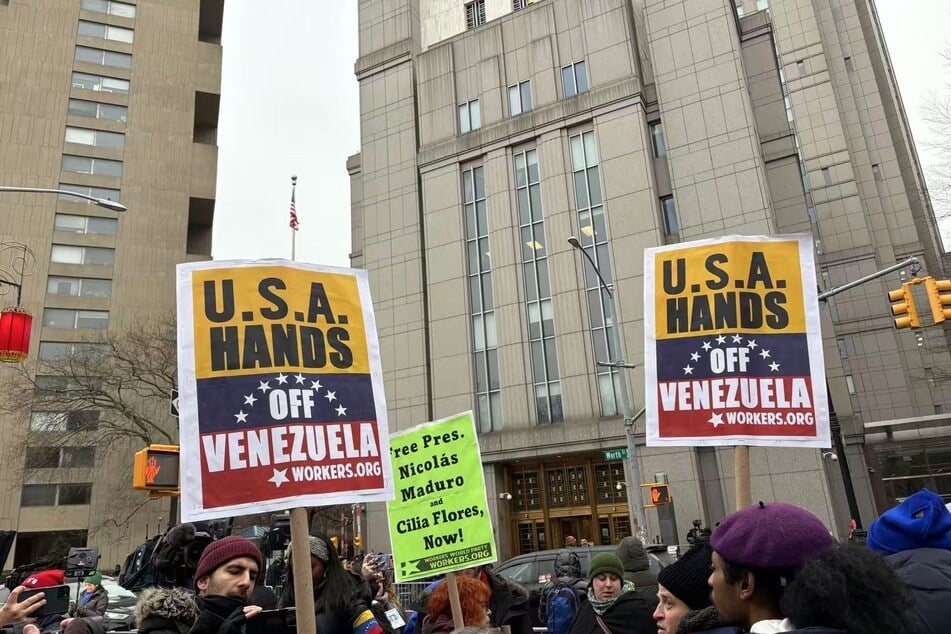 Vor dem Bundesgericht in Manhattan haben Menschen gegen das US-Vorgehen in Venezuela demonstriert.