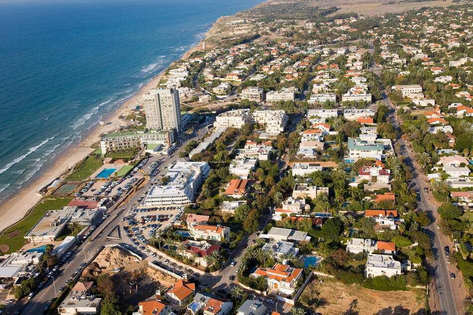 Die 15 Kilometer nördlich von Tel Aviv am Mittelmeer gelegene Stadt Herzliya (95.000 Einwohner) ist seit 2011 Partnerstadt von Leipzig. Seither findet auch ein reger Schüleraustausch statt.