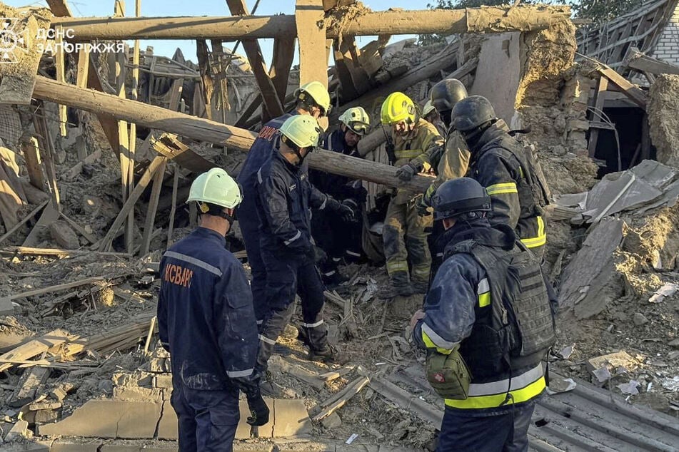 Ukrainische Einsatzkräfte bergen eine Person nach einem russischen Angriff auf die Industriestadt Saporischschja.