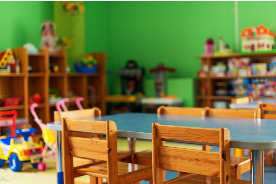 Frankfurt: Kind steckt mit Kopf in Spielküche fest: Feuerwehr muss eingreifen