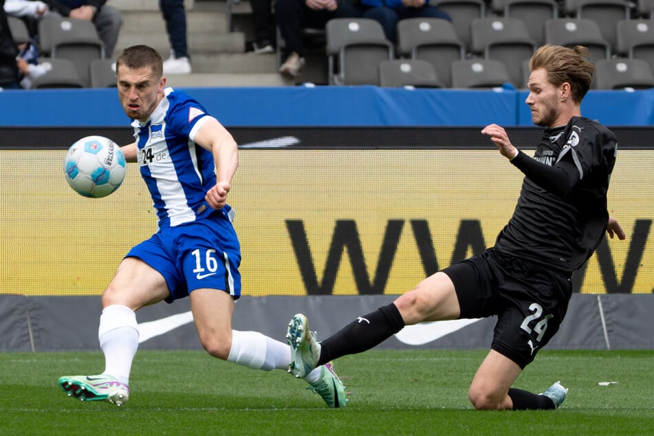 Jonjoe Kenny (28, l.) versuchte es von ganz weit weg.