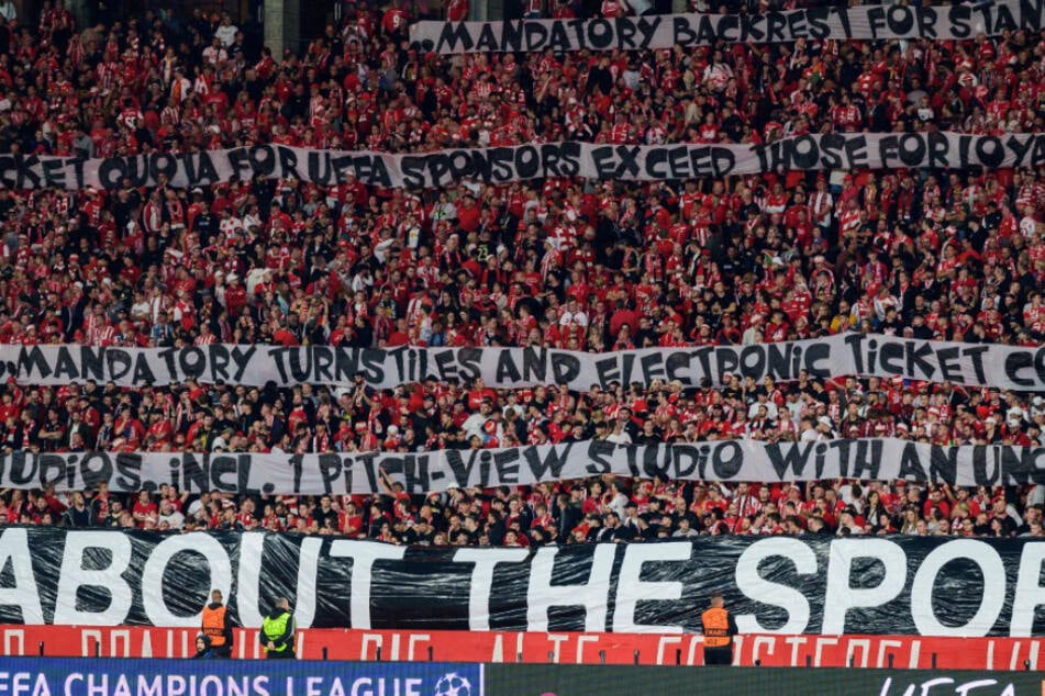 Auf der Gegengerade listen die Union-Fans, die aus ihrer Sicht unverständlichen UEFA-Regularien auf.