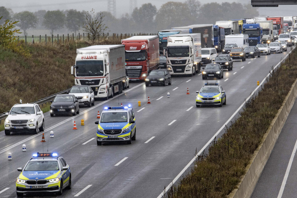 Nach dem Unfall staute sich der Verkehr auf der A4 bei Düren.