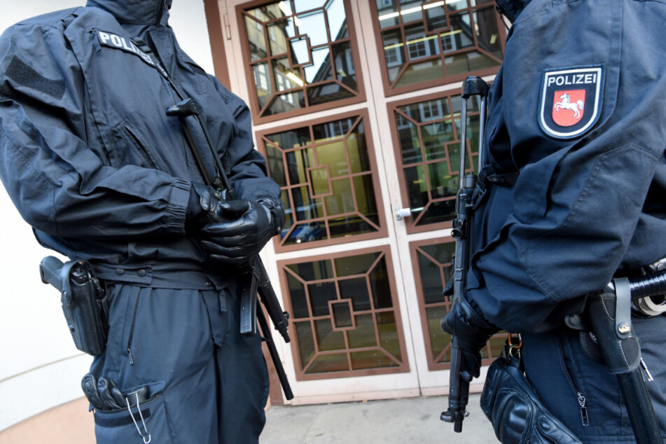 Während des Prozesses gegen Safia S. sicherten schwer bewaffnete Polizeibeamte das Gericht. (Archivbild)