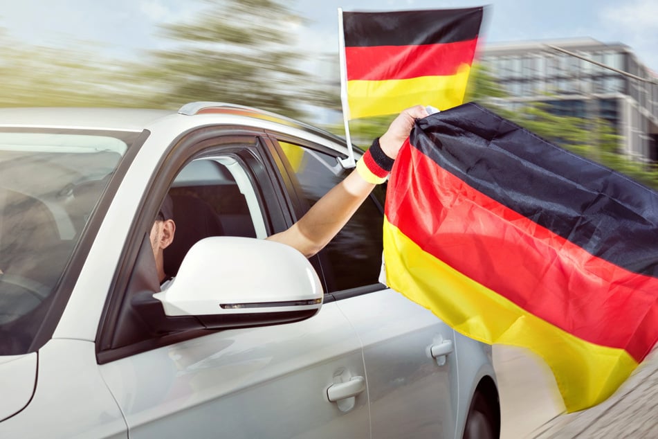 Der 28-Jährige hatte beim Autokorso in Kassel den Hitlergruß gezeigt. Dann kam es zum Tumult. (Symbolbild)