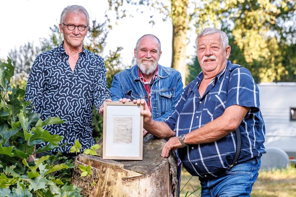 Endlich wieder vereint: die Urheber der Flaschenpost: Klaus Gersdorf (72, v.l.n.r.), Barnabas Franz (71) und Dieter Quetschke (73).