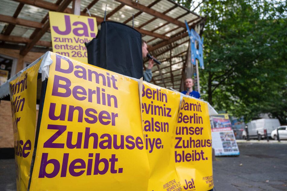 Die Initiative "Deutsche Wohnen & Co. enteignen" wirbt Anfang August am Kottbusser Tor für den Volksentscheid.