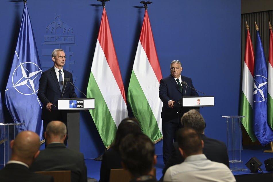 Viktor Orban (61, r.), Ministerpräsident von Ungarn, und Jens Stoltenberg (65), Generalsekretär der Nato, einigten bzgl. der Pläne für die Ukraine.