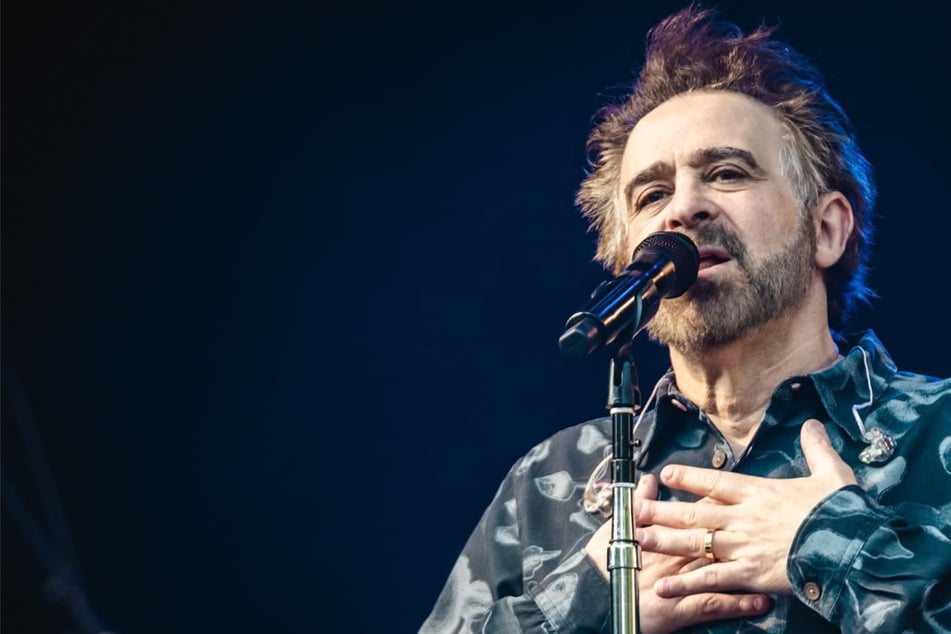 Sänger gesteht bei "Counting Crows"-Konzert: Ausgerechnet diesen Song rettete seine Frau