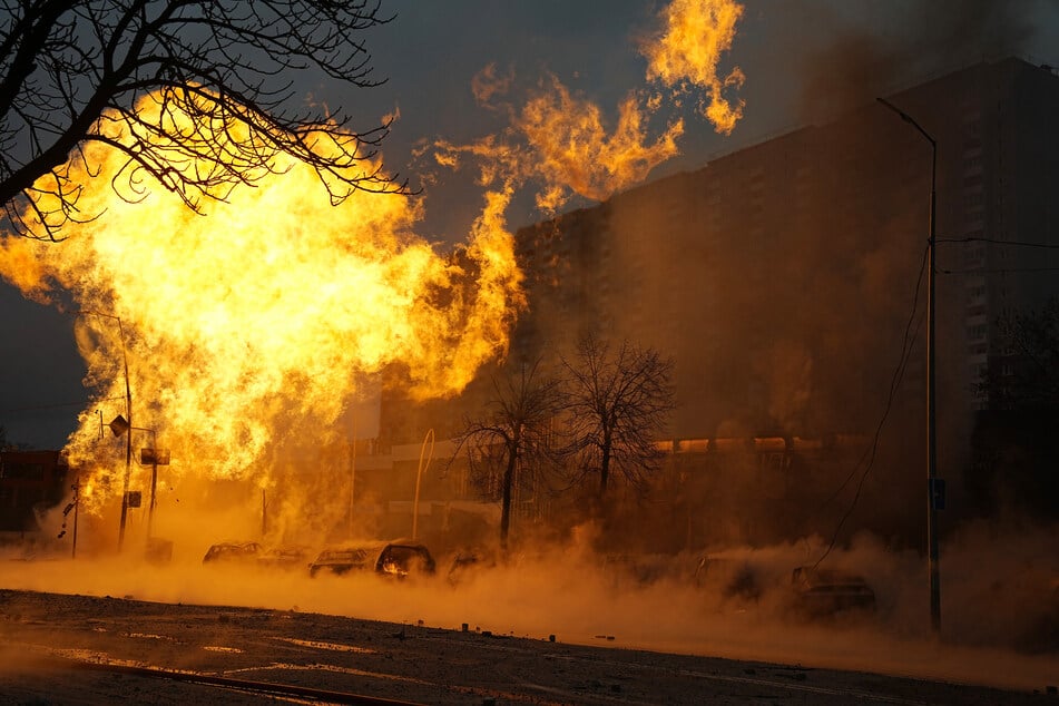 Flammen und Rauch steigen nach einem russischen Angriff in Kiew auf.