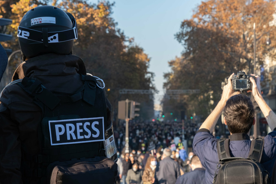Die Zunahme der Gewalt gegen Medienschaffende lasse sich wie bereits im Vorjahr zum größten Teil auf Demonstrationen gegen Corona-Maßnahmen zurückführen.