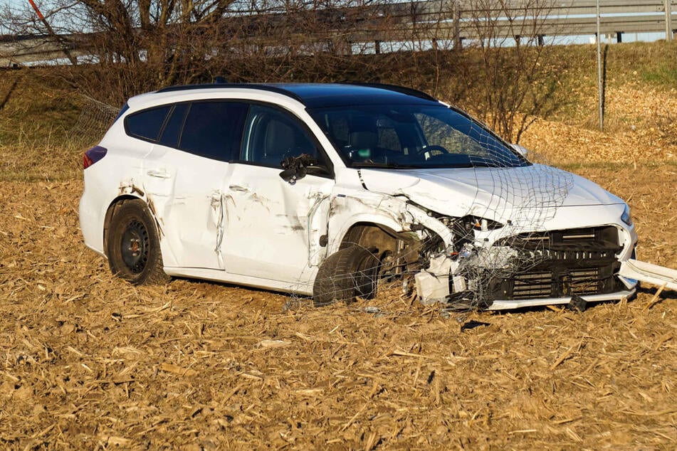 Der Ford kam auf einem angrenzenden Feld zum Stehen.