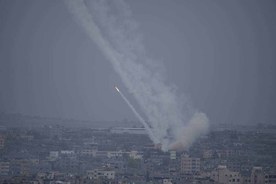Raketen werden aus dem Gazastreifen in Richtung Israel abgefeuert. (Symbolbild)