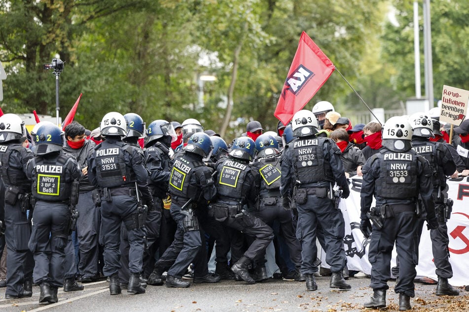 Protest gegen Aufrüstung: "Rheinmetall entwaffnen" blockiert Kölner Kaserne