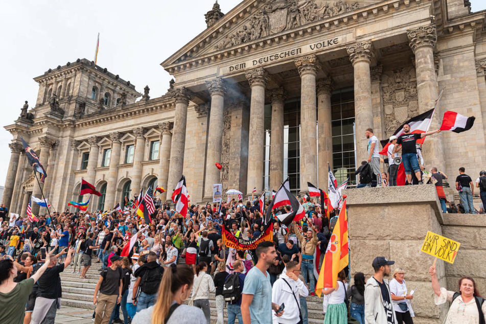 Mehrere hundert Menschen überrannten während einer Anti-Corona-Demo am 29. August 2020 Absperrgitter und stürmten die Stufen des Reichstags.