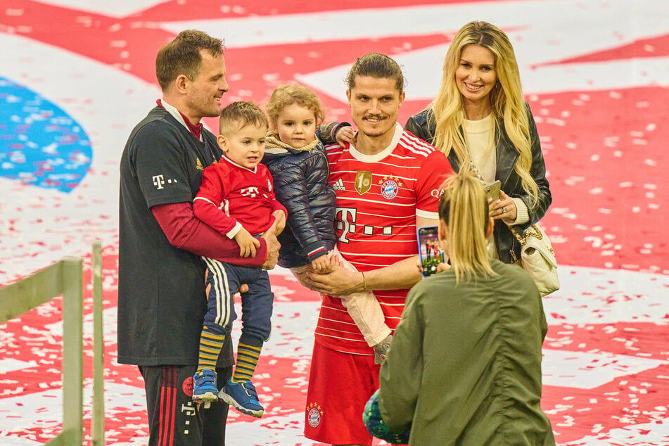 Marcel Sabitzer (28, M.) mit seiner Tochter Mary-Lou (3) auf dem Arm und seiner Verlobten Katja Kühne (37, r.) an seiner Seite.