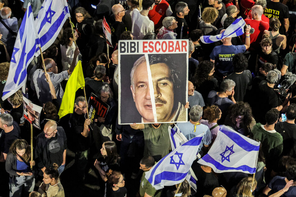 Ein Schild eines Demonstranten in Tel Aviv verglich Netanjahu mit dem verstorbenen Drogenbaron Pablo Escobar.