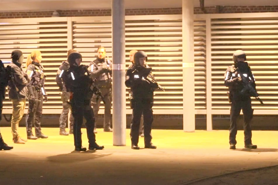 Polizisten sicherten die Notaufnahme der Klinik in Pinneberg.