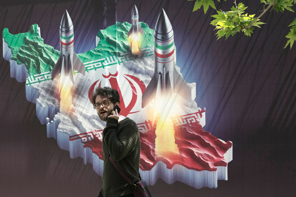 Auf einem Plakat in Irans Hauptstadt Teheran ist eine Landkarte zu sehen, die den Abschuss iranischer Raketen zeigt.