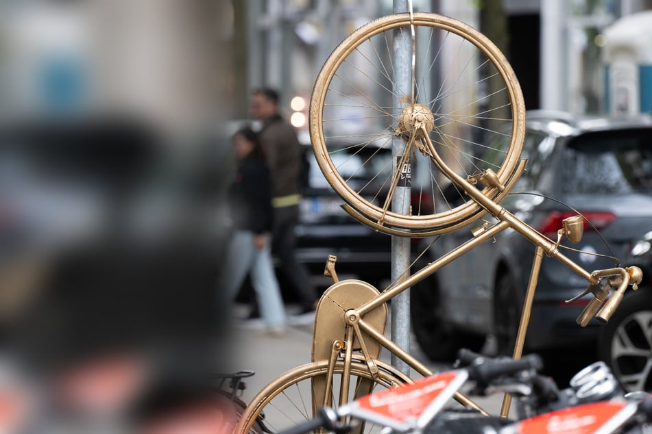 Frankfurt: Glänzendes Mysterium: Gold-Fahrräder versetzen Großstadt in Rätselraten