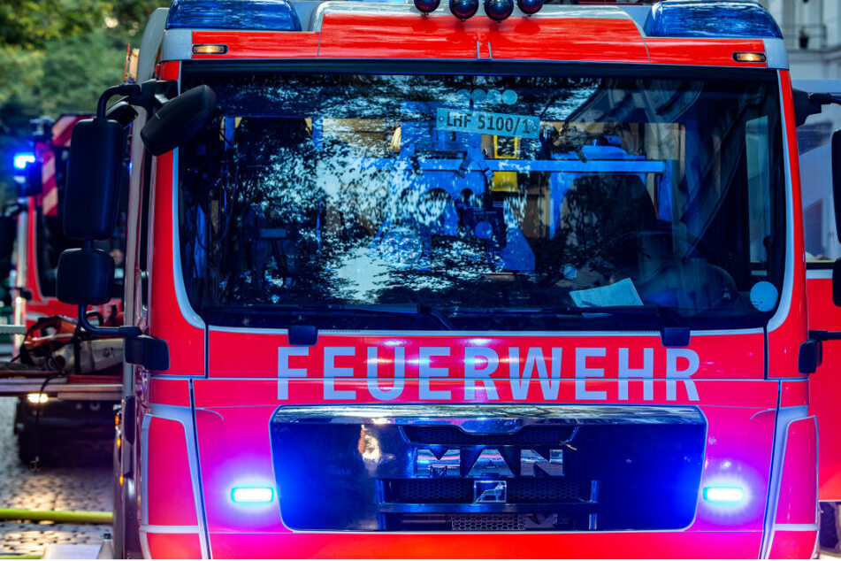 Einsatzfahrzeuge stehen in einer Straße in Berlin. (Symbolbild)