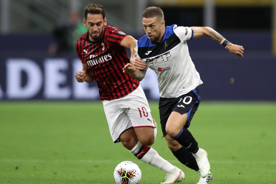 Papu Gomez (32, r.) im Zweikampf mit Milan-Star Hakan Calhanoglu.
