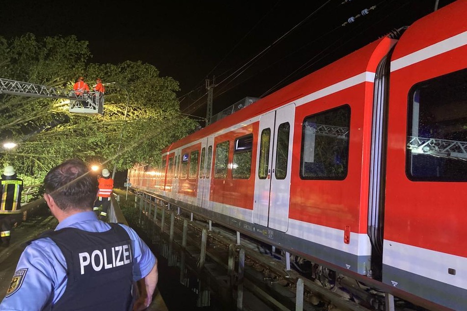 Die Retter mussten 15 Fahrgäste aus der S-Bahn befreien.
