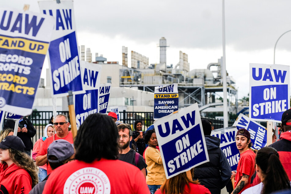 Members of the United Auto Workers (UAW) union picketed outside of Big Three car manufacturing plants in Michigan for six weeks.