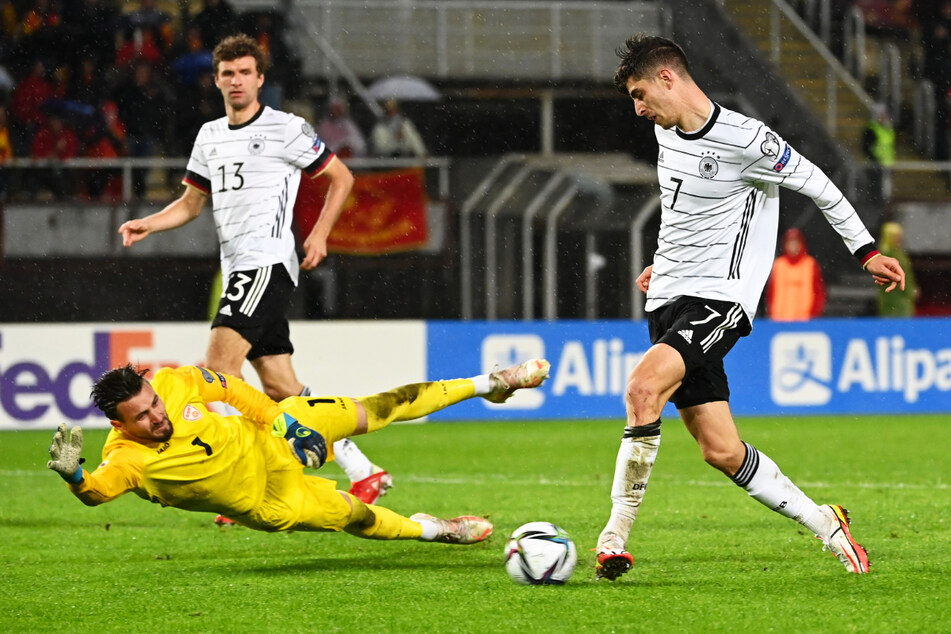 Die erlösende Führung: Thomas Müller (M.) legte für Kai Havertz (r.) quer, der problemlos ins leere Tor einschiebt. Der starke nordmazedonische Keeper Stole Dimitrievski kann nicht mehr eingreifen.