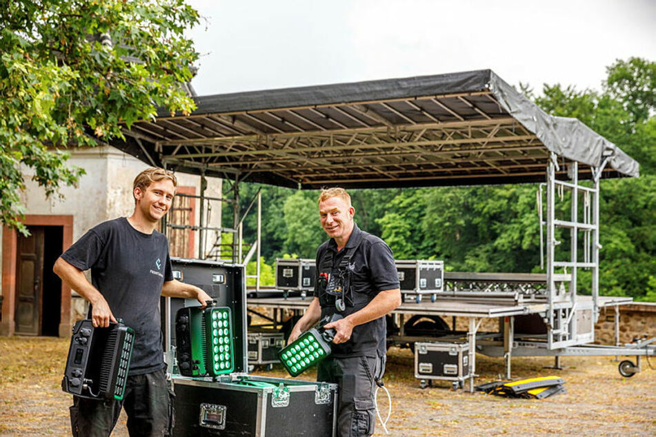 Technikleiter Ronny Fuchses (39, r.) verkabelt mit Techniker Ronny (22) Ton und Licht.