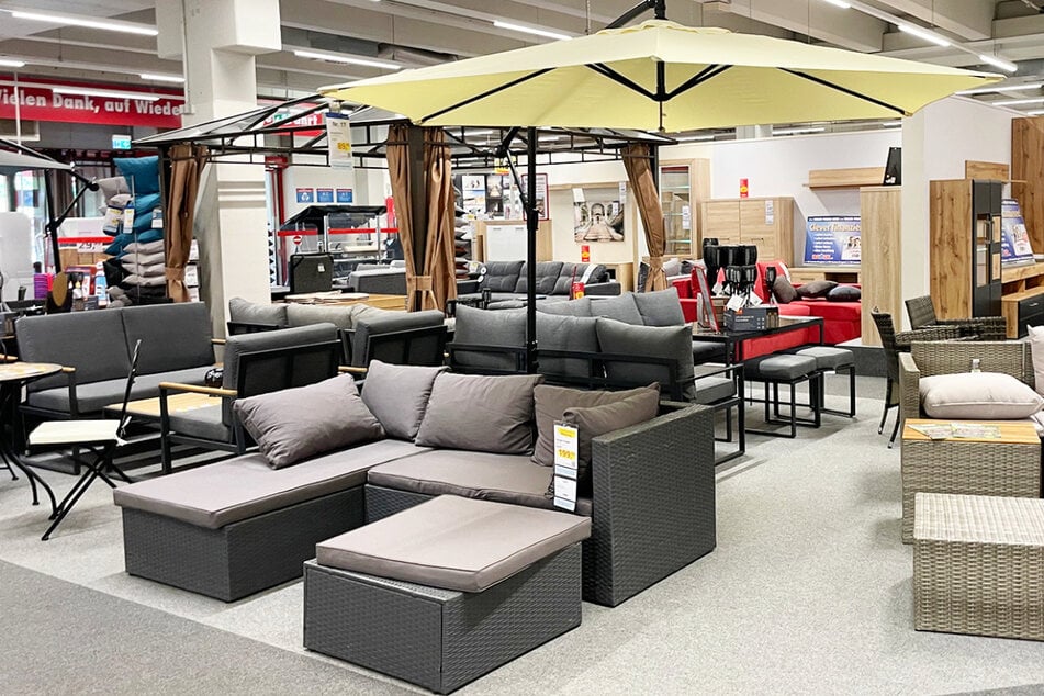 Zum verkaufsoffenen Sonntag (9.11.) schenkt ROLLER in Singen Kunden bis zu 700 Euro beim Möbelkauf.¹