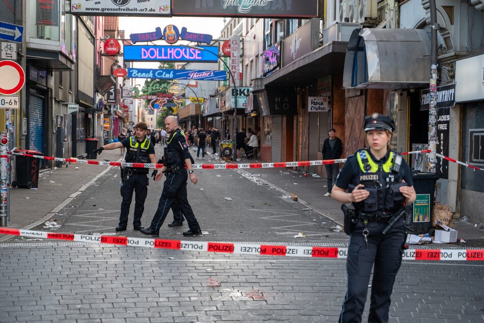 Blutige Auseinandersetzung auf Partymeile: Zwei Personen verletzt