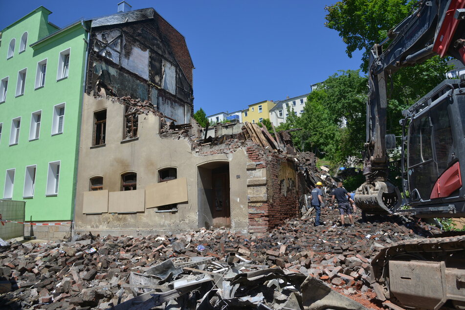 Nachdem ein Rentner-Ehepaar (beide 75) in diesem Haus in der Reichenbacher Fritz-Ebert-Straße verbrannte, musste das Gebäude abgerissen werden. Es drohte umzukippen.