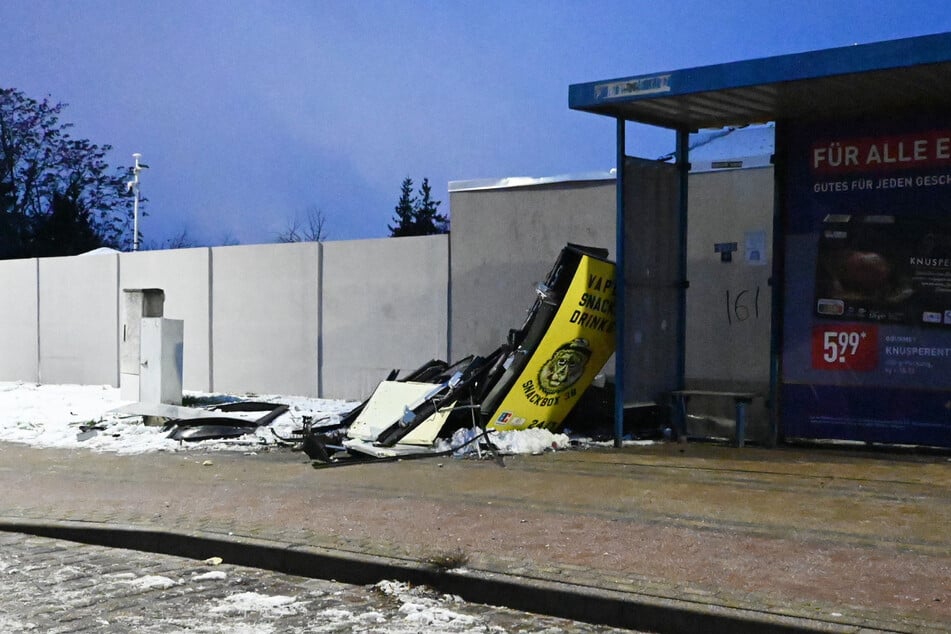 Der Automat wurde durch die Explosion vollständig zerstört.