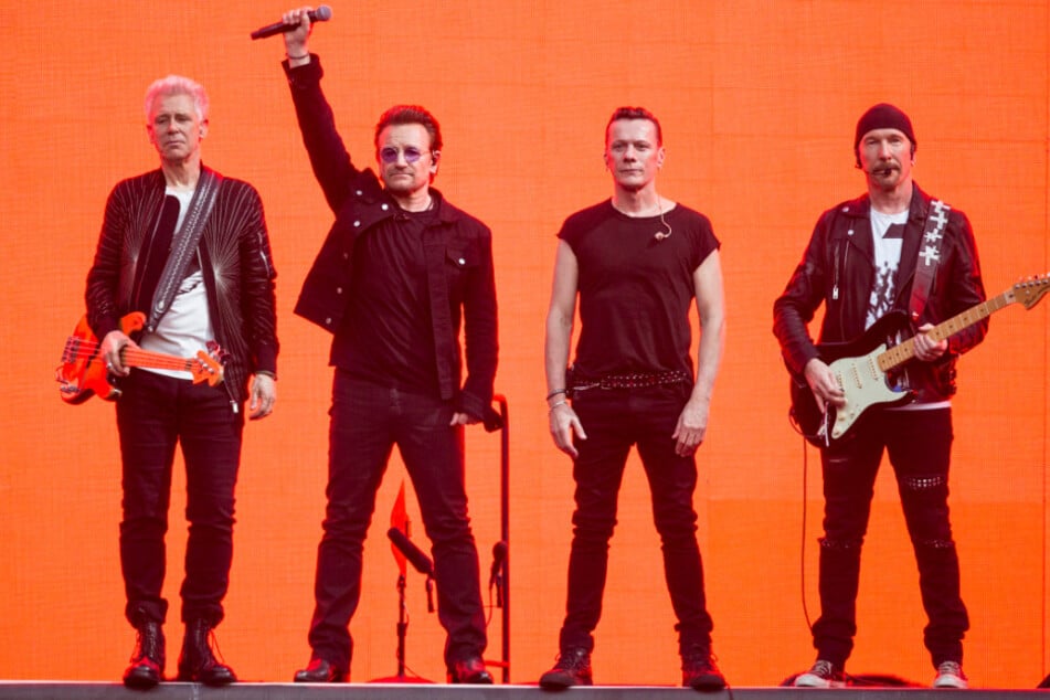 Sänger Bono (2.v.l.), Gitarrist The Edge (r.), Adam Clayton (l.) und Larry Mullan Jr. geben mit ihrer Band U2 ein Konzert.