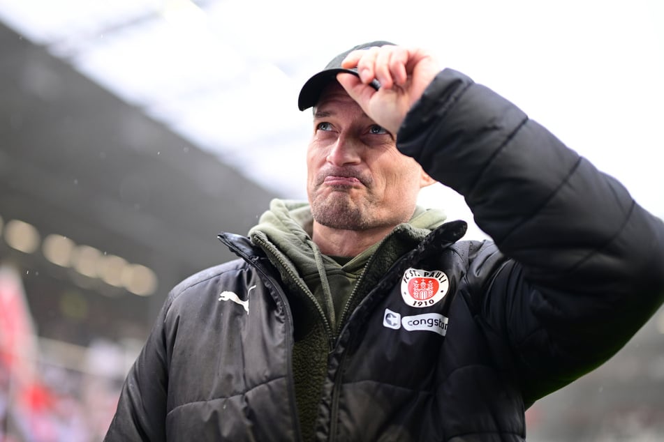 St. Paulis Trainer Alexander Blessin (52) nahm am Samstag nicht nur lobende Worte über die Leistung seiner Mannschaft entgegen, sondern erstmals auch wieder Glückwünsche zu einem Sieg.