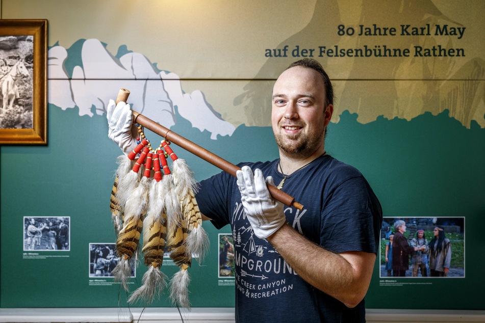 Mit Friedenspfeife: Der bisherige Kustos Robin Leipold (32) wird neuer fachlicher Museumsleiter.