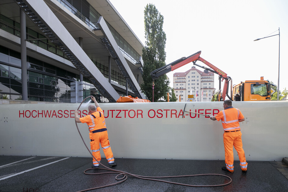 Das war nur eine Hochwasserübung: Probeaufbau und Reinigung der Flutschutztore am Ostra-Ufer.