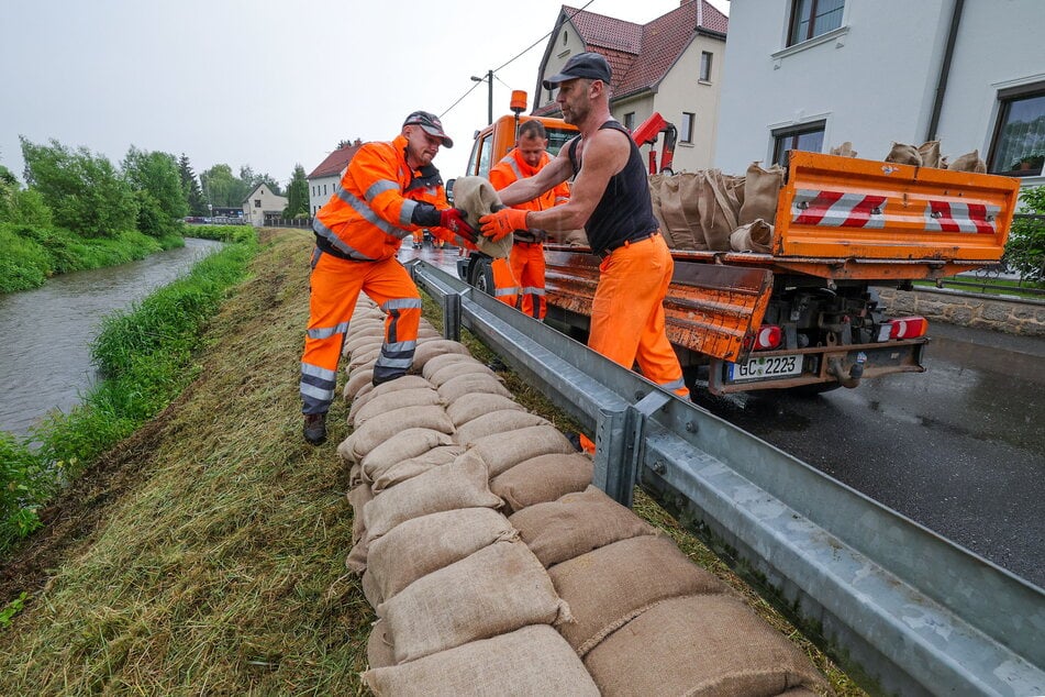 Bereits am Donnerstag verteilten Mitarbeiter des Bauhofs Glauchau Sandsäcke am Lungwitzbach im Ortsteil Niederlungwitz.