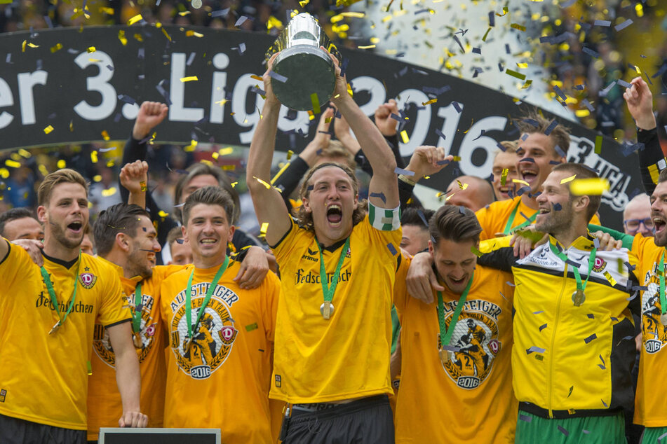 Die Meisterfeier der Saison 2015/16: Michael Hefele (damals 25, M.) hielt als Dynamo-Kapitän den Meisterpokal der 3. Liga in den Händen, die SGD hatte den Aufstieg geschafft! (Archivbild)