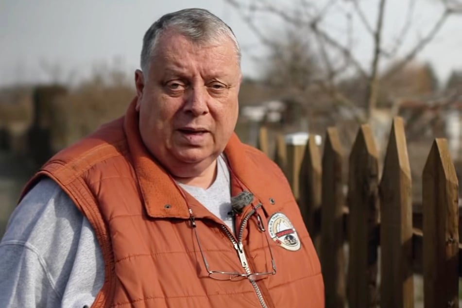 Michael Baumann (62) kontrolliert diesmal die Hochbeete seiner Mitgärtner.